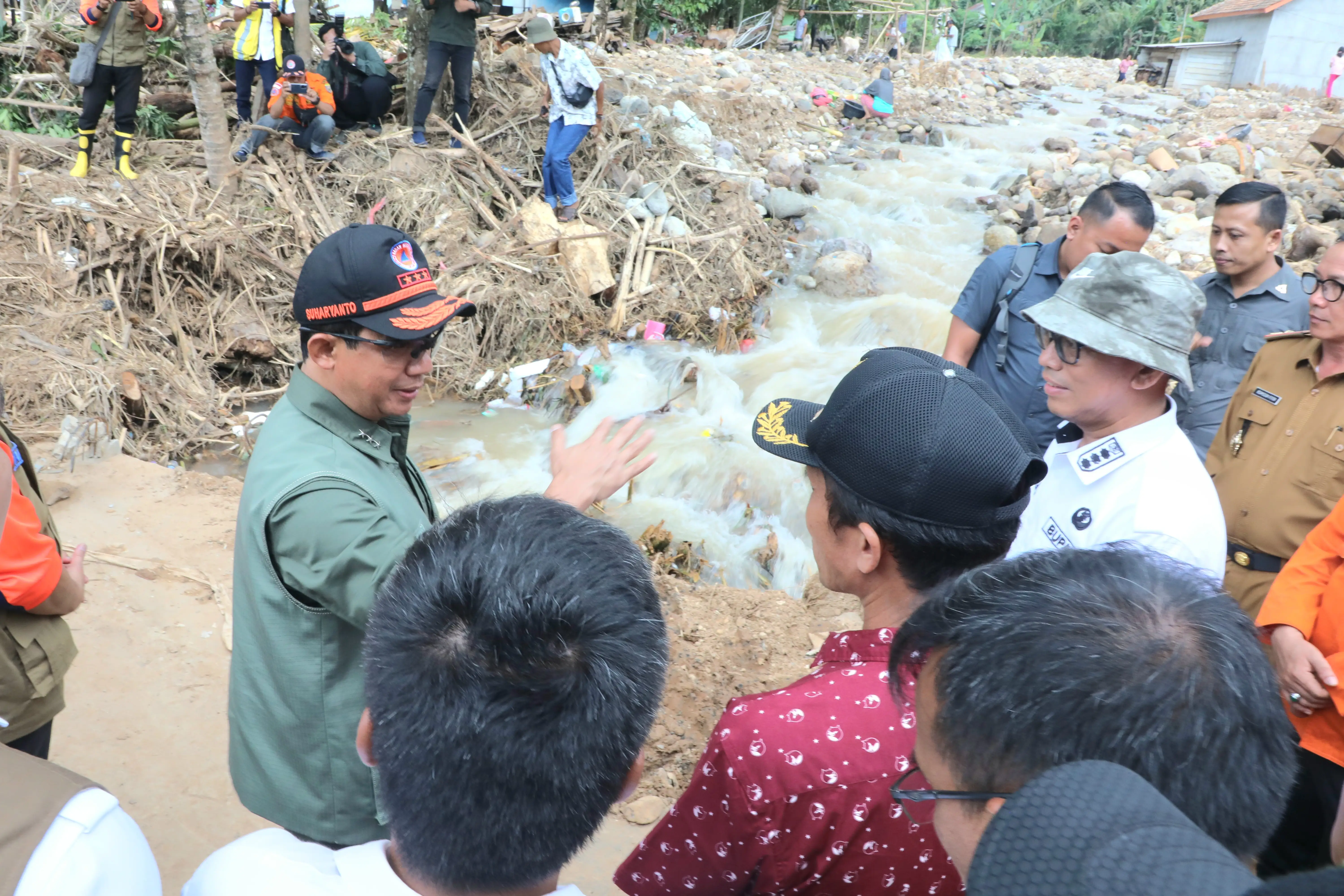 Salah satu lokasi yang dilihat adalah aliran sungai yang meluap sehingga menyebabkan terendamnya puluhan rumah di desa tersebut. Selain rendaman air, material lumpur juga turut menggenangi hingga ke rumah warga. Penanganan aliran sungai ini menjadi salah satu prioritas untuk dilakukan karena termasuk kepada penanganan sumber bencana. 